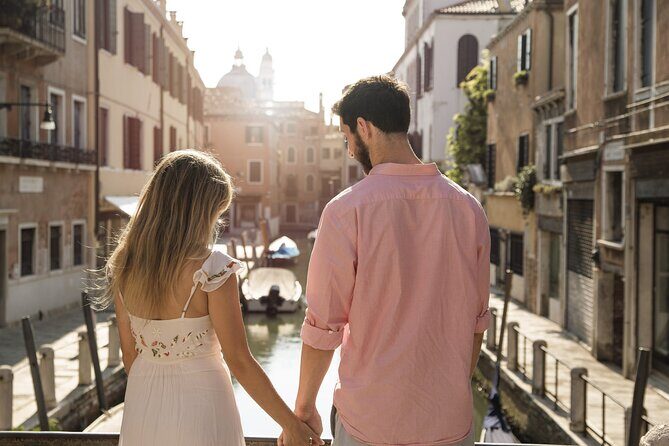 Private Gondola Ride and Photoshoot - Best For: Couples, Families, Seniors, and First-Time Venice Fans