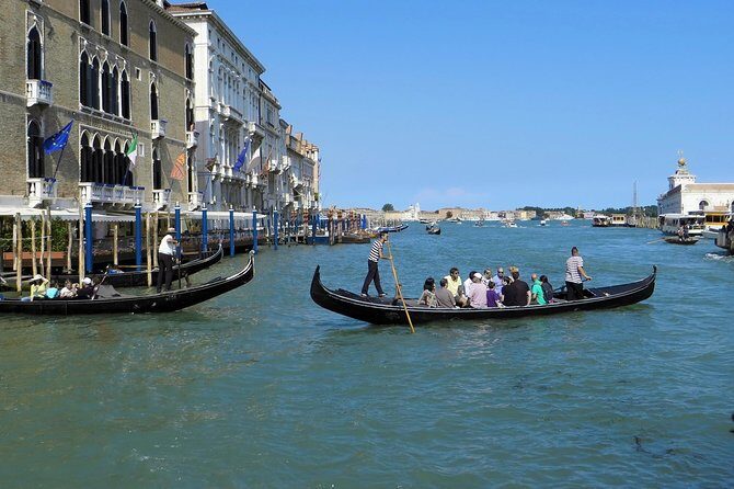 Private Gondola Serenade with Music - Live musicians on board: vocals, instruments, and that extra emotional lift