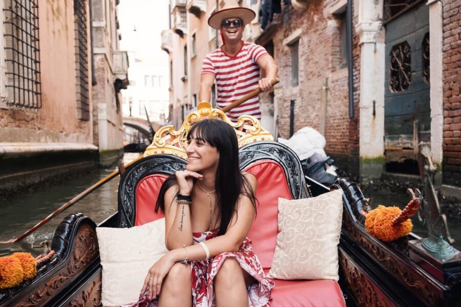 Private Photoshoot of Your Gondola Ride in Venice - Why a private gondola photoshoot works in Venice
