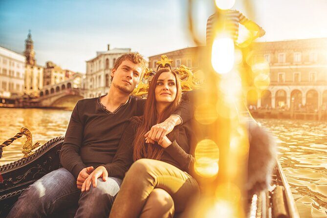 Private Photoshoot on Personal Gondola in Venice - Grand Canal and Rialto Bridge: the iconic finale