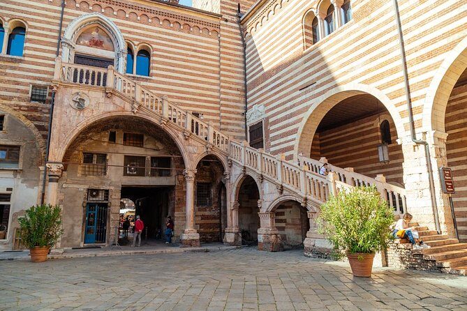 PRIVATE TOUR of Verona: Highlights & Hidden Gems With Locals & Snack Included - Arena di Verona: seeing the Roman amphitheater and the opera connection