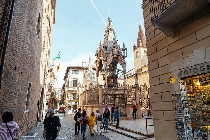 PRIVATE TOUR of Verona: Highlights & Hidden Gems With Locals & Snack Included - Piazza Bra meeting point: the easiest way to start your walk
