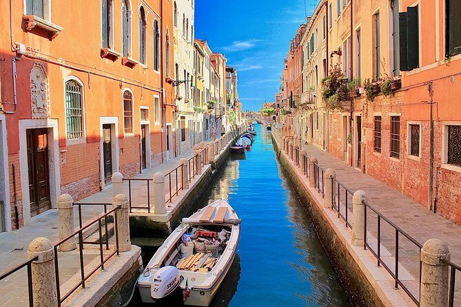 Private Tour: Venice Art and Architecture Walking Tour - Campo San Bartolomeo and the Goldoni statue as a wayfinding moment