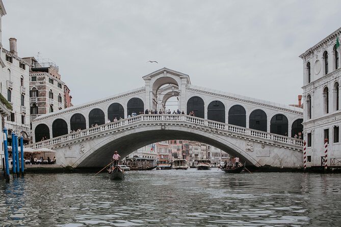 Private Transfer from Venice Airport to Hotel in Venice City Center - Meeting at the airport: how the host helps you get oriented