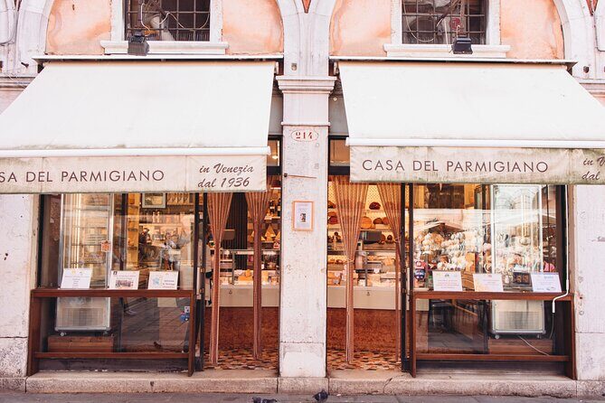 Private Venice Street Food Tour with a Sommelier - Rialto Market stop: the 1000-year food habit