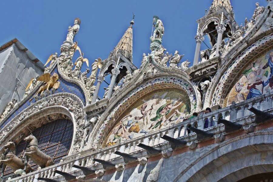 Private Venice Walking Tour and Gondola Ride - Toward Palazzo Contarini del Bovolo: a snail-shell staircase moment