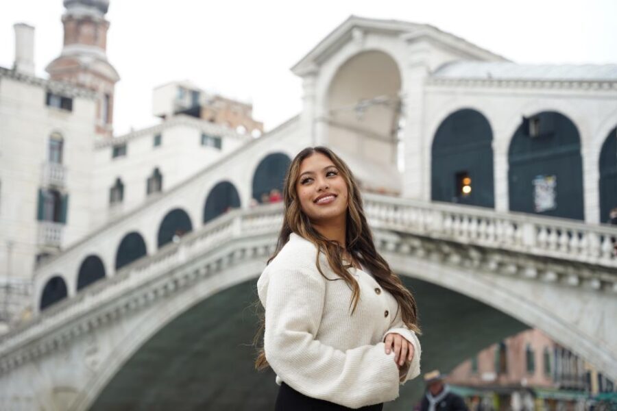 Professional Photoshoot in Venice - Optional add-ons: gondola photoshoot, Burano/Lido, and makeup