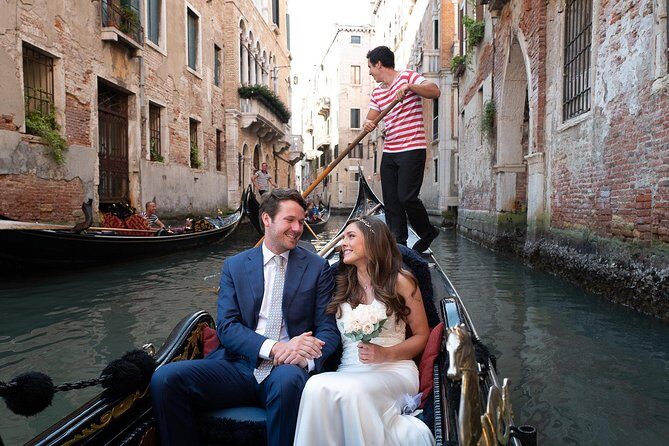Renew your wedding vows on a romantic gondola - The keepsakes: certificate, booklets, and a bouquet that matches your theme