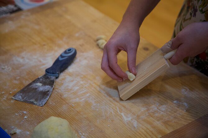 Rialto Market Tour and Italian Cooking Class with a local - Getting oriented at Campo Cesare Battisti (and what that means for your day)