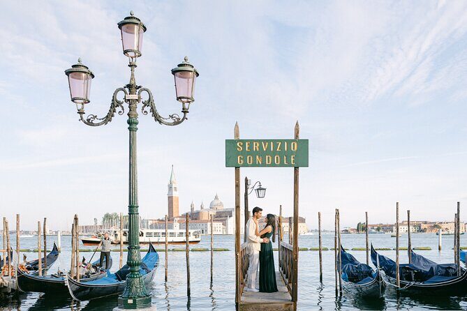 Romantic Photoshoot in Venice - Rialto Bridge Photos: Getting the Iconic Shot Without the Headache