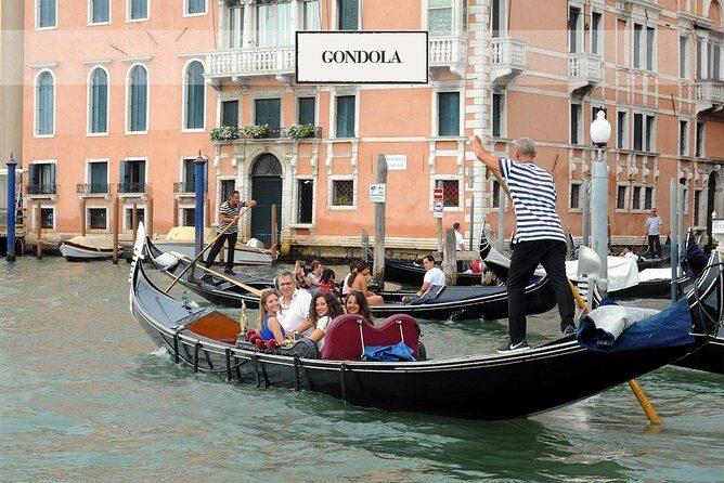 Shared Gondola Ride in Venice through enchanting Bridge of Sighs - The 3D-VR history gallery and the phone map that keeps working