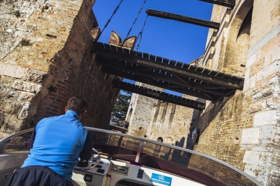 Sirmione: 25 Minute Boat Cruise around the Peninsula - Captains and narration: why the storytelling boosts the value