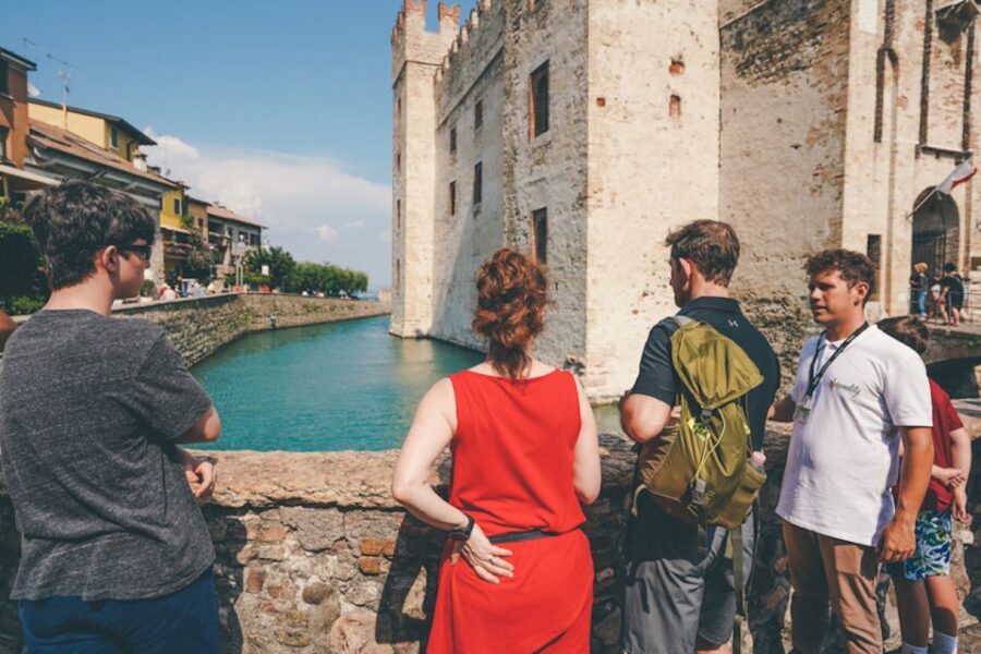 Sirmione: Lake Garda Boat, Grotte di Catullo & Walking Tour - Meeting the guide and finding your start point at the InfoPoint