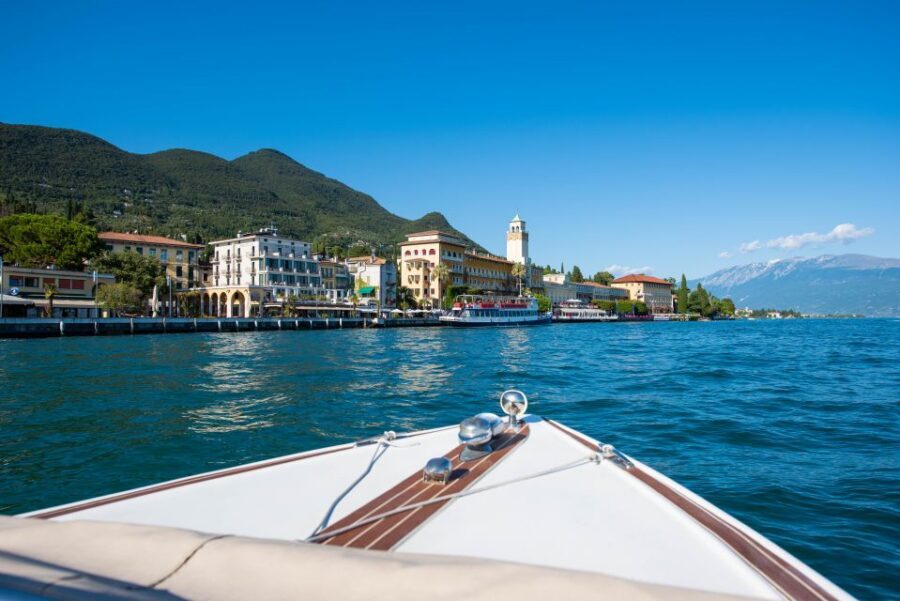 Sirmione: Scenic Afternoon Boat Cruise with Prosecco & Snack - Gardone Riviera: Sparkling Wine and Historic Building Views