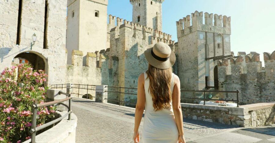 Sirmione: Walking and Speedboat Tour - Speedboat finale: the peninsula from the water
