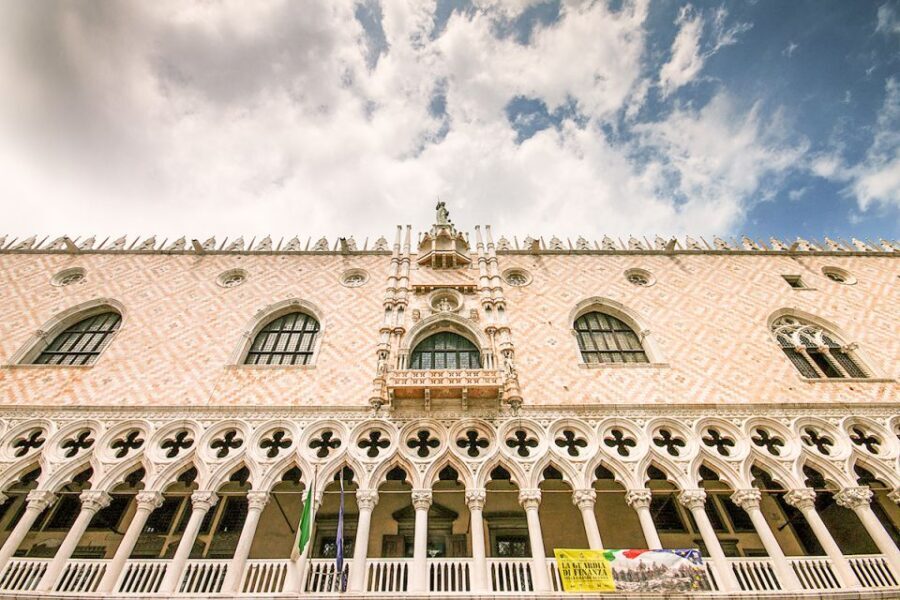 Skip-the-Line Guided Tour of Doge's Palace - The prisons and Bridge of Sighs: the darker side of Venice