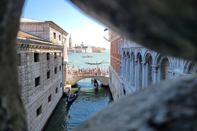 St Mark's, Doge's Palace, with Murano and Burano & Gondola Ride - Lunch break: use it well so the day doesn’t drag
