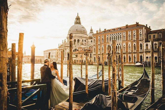 Sunrise Couple Photoshoot Tour - Piazza San Marco meeting and how the 45–60 minute session flows