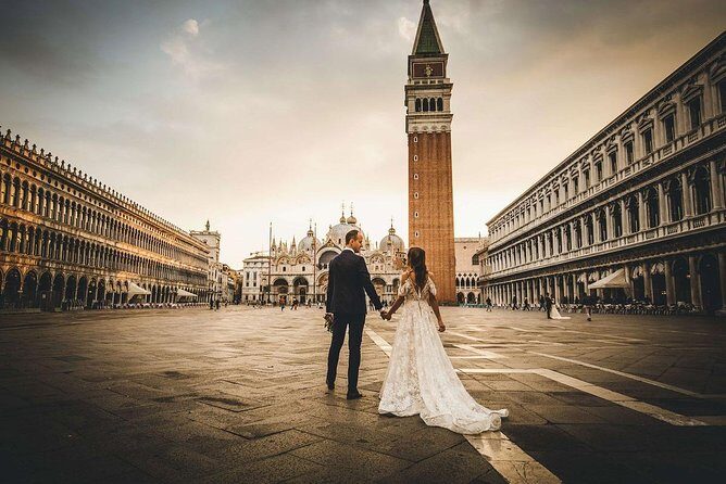 Sunrise Couple Photoshoot Tour - Piazza San Marco photo stop: iconic views without feeling staged