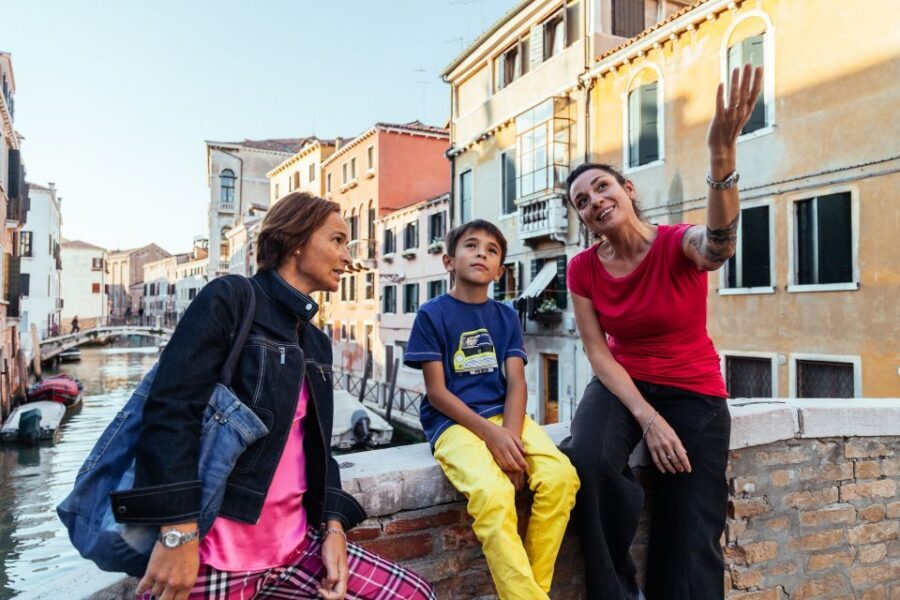 The Best of Venice: Family-Friendly Private Tour - The flood-proof bookstore and the cat hidden in plain sight
