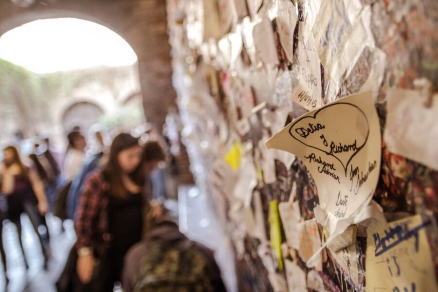 The Highlights of Verona Small Group Walking Tour - Juliet’s Balcony and Casa di Giulietta: the romantic stop with rules
