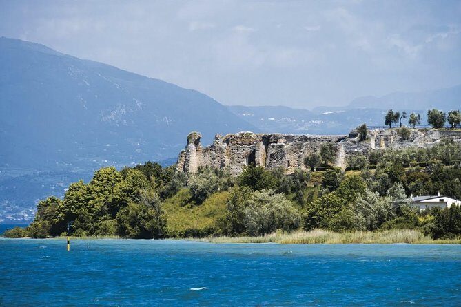 Tour in barca da Sirmione all'Isola del Garda - Villa Borghese on Isola del Garda: the island moment that sells the tour