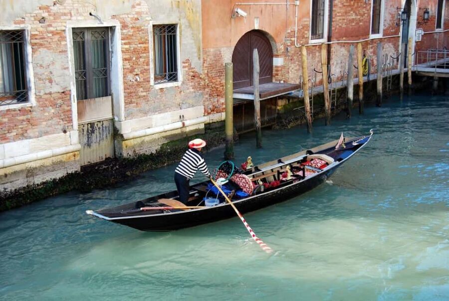 Venetian Private Sandolo tour - Why a Sandolo Ride Feels More Local Than a Gondola