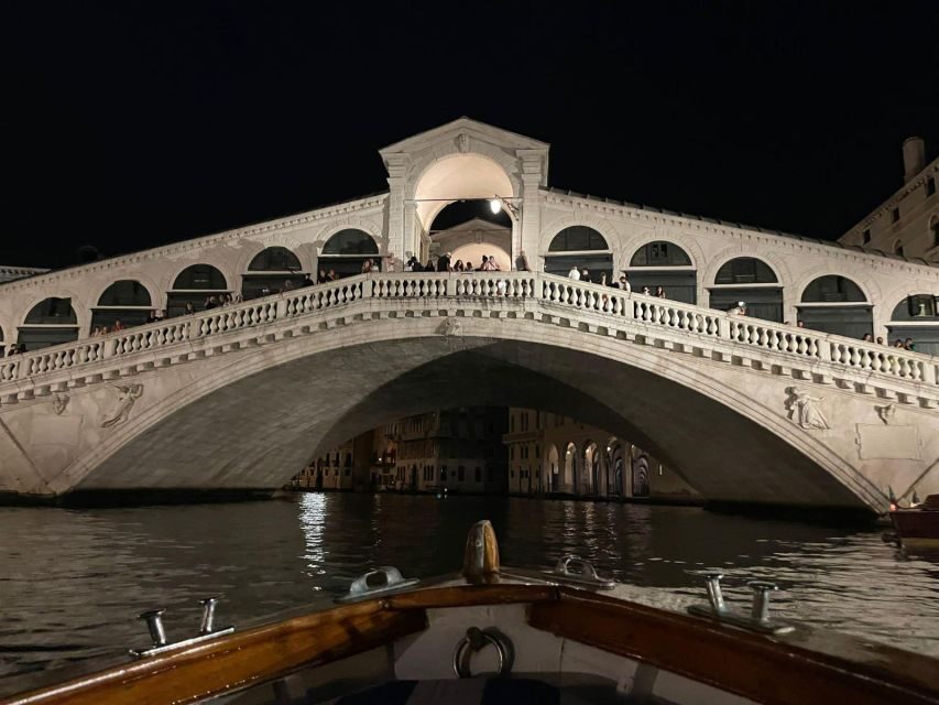 Venezia: Tour privato in Barca a Murano, Burano e Torcello - Burano: lace-making, colorful streets, and sweet buranelli