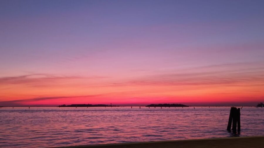 Venezia:Tour con aperitivo al tramonto - The Wooden Boat Experience: Stretch Out, Listen, Watch the Light