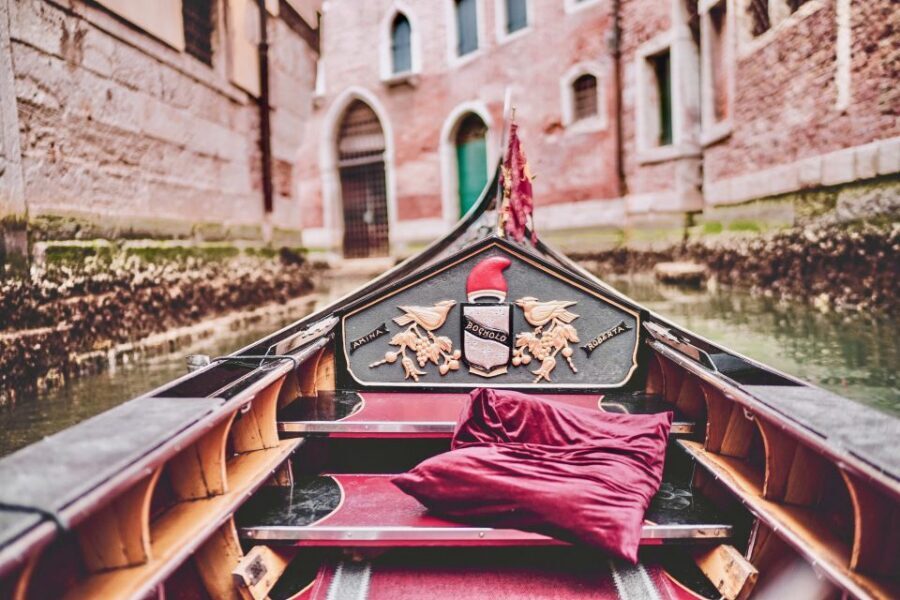 Venice: 30 min Gondola Ride on the Grand Canal with Guide - From Santa Maria del Giglio to Bar Longhi: the start that keeps things smooth