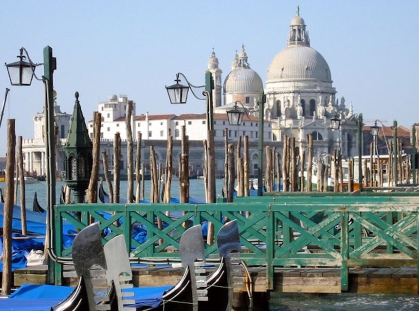 Venice: 30 min Gondola Ride on the Grand Canal with Guide - Your water-and-city flow: what happens at each guided stop