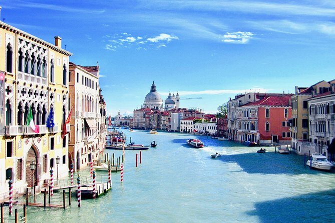 Venice: 30 min private Gondola Ride with Guide - Accademia Bridge to Ca’ d’Oro: seeing Venice’s architecture from the water