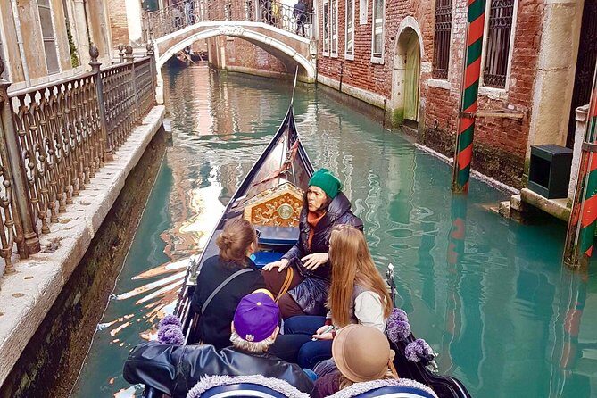 Venice: 30 min private Gondola Ride with Guide - What the guide contributes (and what to watch for)