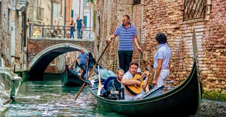 Venice: 30-Minute Gondola Ride on Grand Canal with Serenade - Key things to know before you go