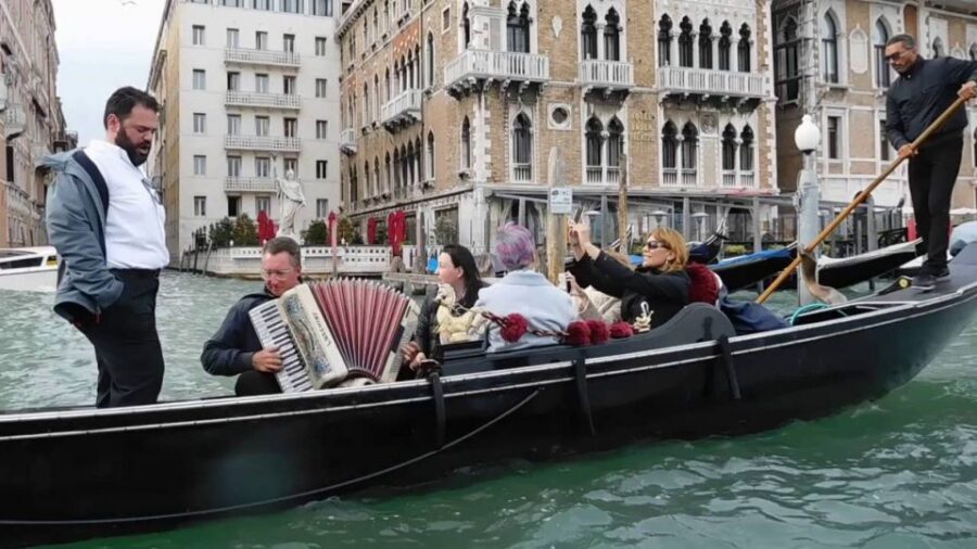 Venice: 30-Minute Gondola Ride on Grand Canal with Serenade - Why a serenaded gondola feels different on Venice’s Grand Canal