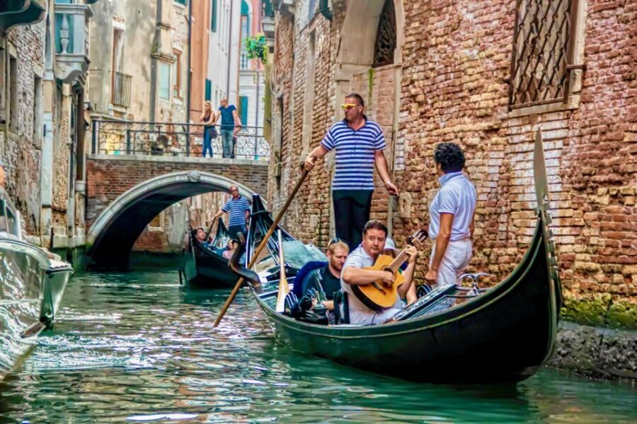 Venice: 30-Minute Gondola Ride on Grand Canal with Serenade - Shared vs private: choosing the right option for your group
