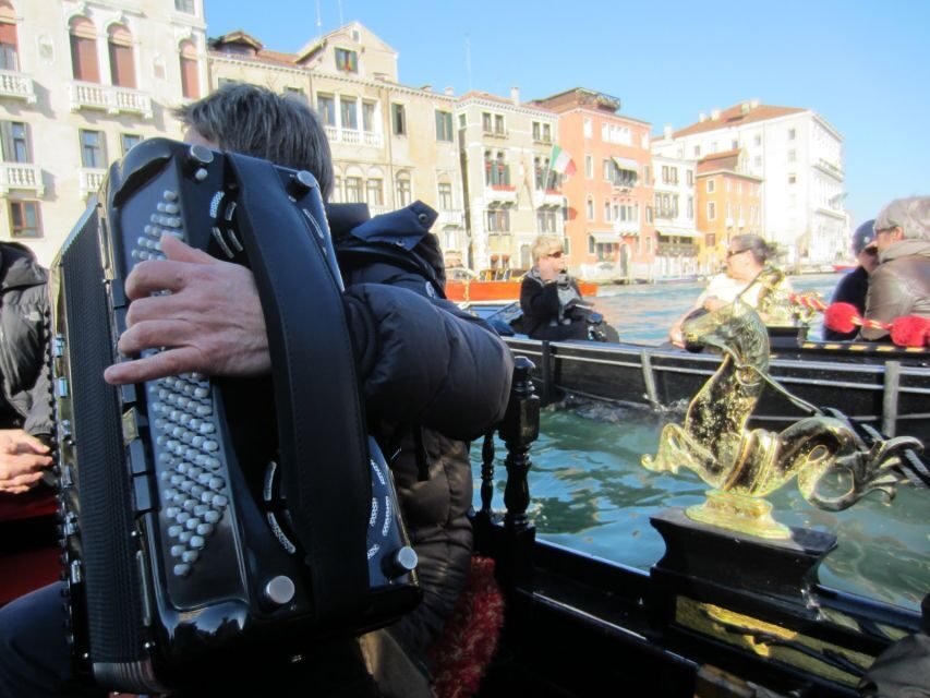 Venice: 30-Minute Gondola Ride on Grand Canal with Serenade - When to book: sunset timing and canal traffic reality