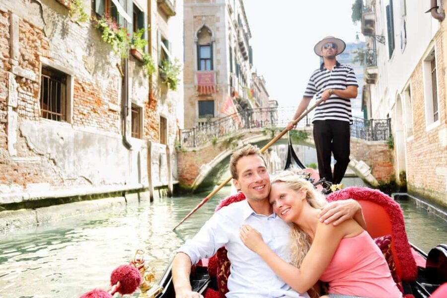 Venice: 30 minutes Enchanting Gondola Ride - Palazzo Manin and the Bank of Italy: A Real-Life Finale
