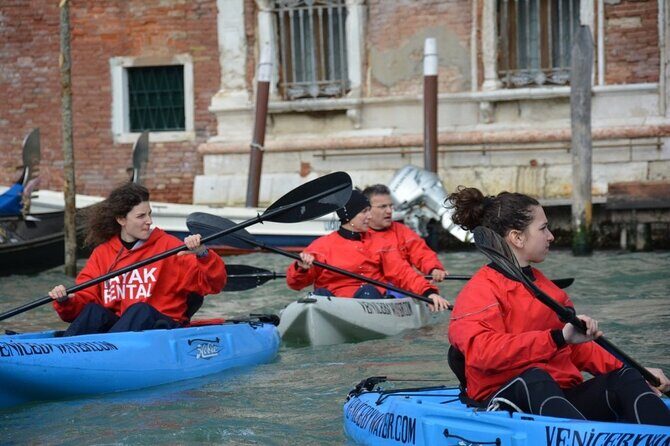 Venice: 60' Quick Kayak Tour with guide - Entering Venice’s Canals From Calle Brazzo