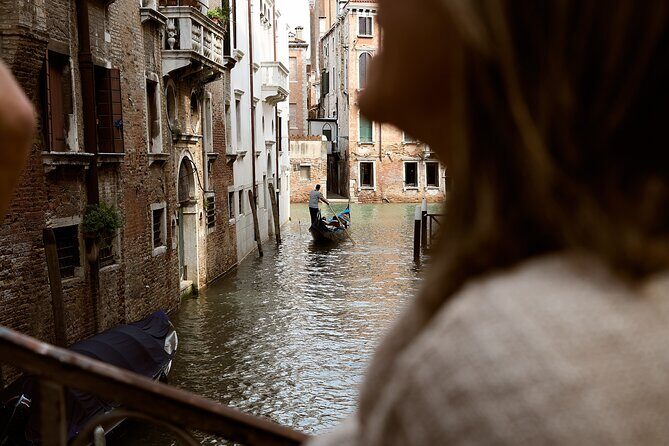 Venice Art Walking Tour with Gondola Ride - Ponte dei Sospiri: the story behind the iconic photo