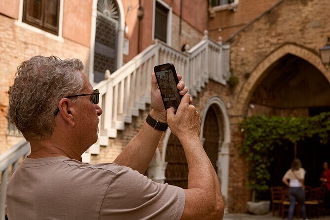 Venice Art Walking Tour with Gondola Ride - Guides and group size: what small-group pacing buys you