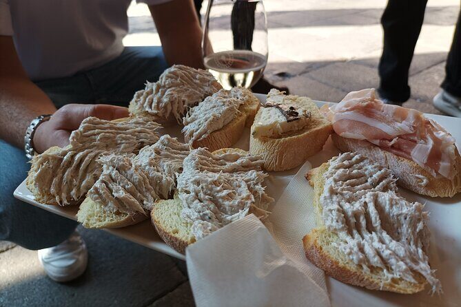 Venice Bacaro Food Tour: Eat and Drink like a Venetian - Calle de la Testa: Your First Cicchetti and an Ombrà di Vino