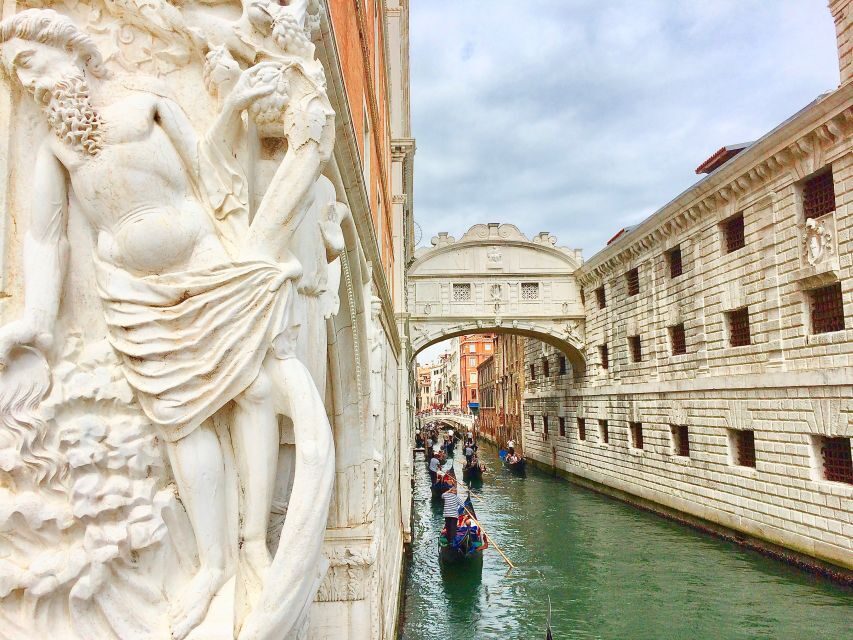 Venice: Basilica and Doge's Palace Tour with Gondola Ride - The 30-minute shared gondola: Grand Canal views plus landmark passes