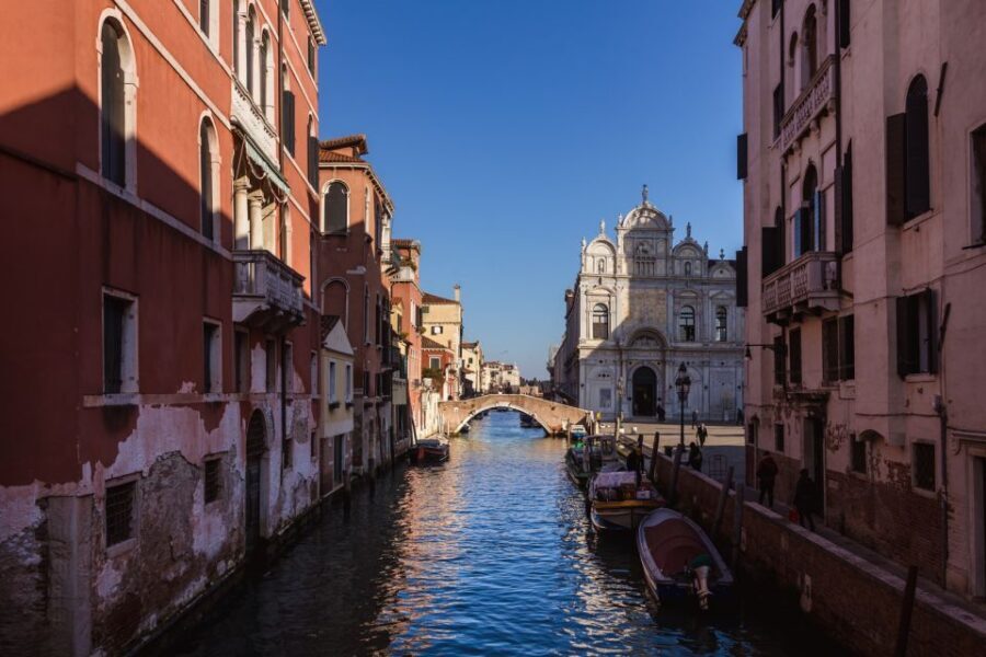 Venice: Basilica+ Doge's Palace+ Lagoon Islands-Guided Tour - Burano: lace-making knowledge plus easy photo color