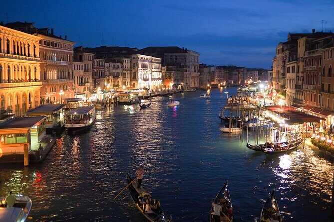 Venice by Night: Highlights & Hidden Gems Tour - Stop 5: Libreria Acqua alta and Ponte dei Colafelzi for canal calm and good photos