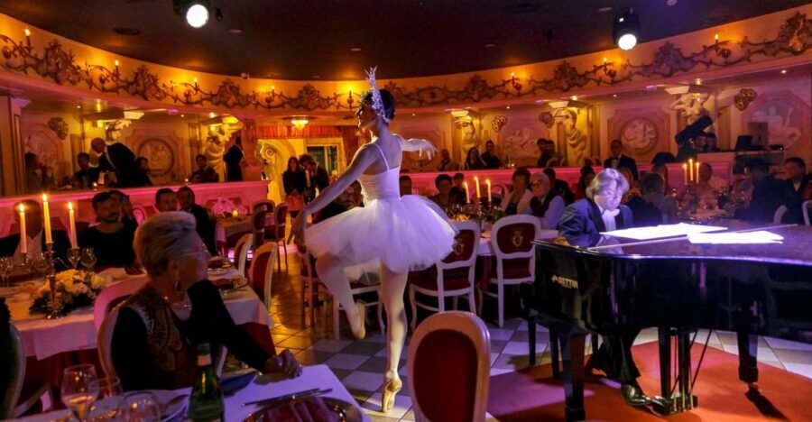 Venice: Cabaret Dinner Show - The Baroque theatre hall: where the setting does half the entertaining