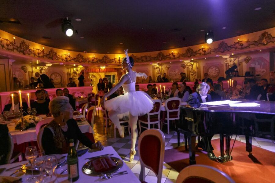 Venice: Cabaret Dinner Show - Cabaret Grand Show: singers, dancers, musicians, and the table-side factor