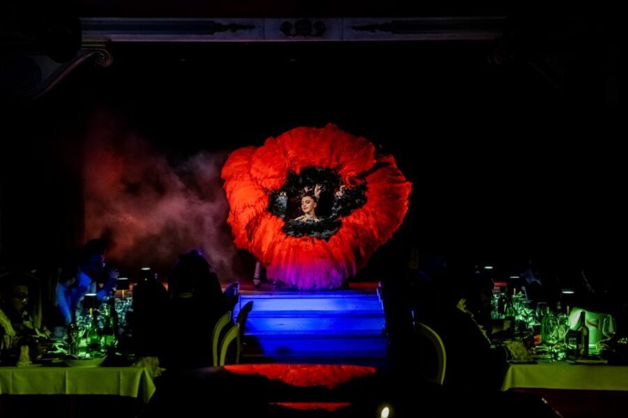 Venice: Cabaret Dinner Show - Getting there on your schedule: why 8 PM matters