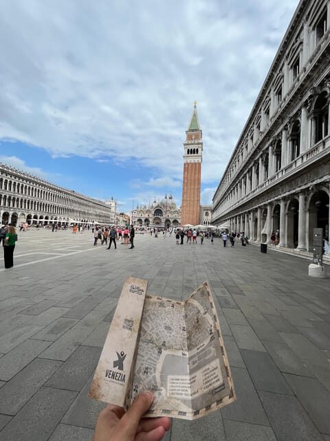 Venice City Escape: "Hunting for L'Omo dal Capelon" - How the Smartphone Chat Guides Your Mission