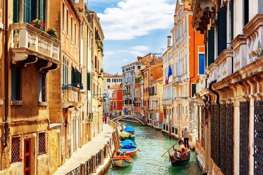 Venice: City Highlights and Hidden Gems Walking Tour - Palazzo Contarini del Bovolo: the spiral stair moment